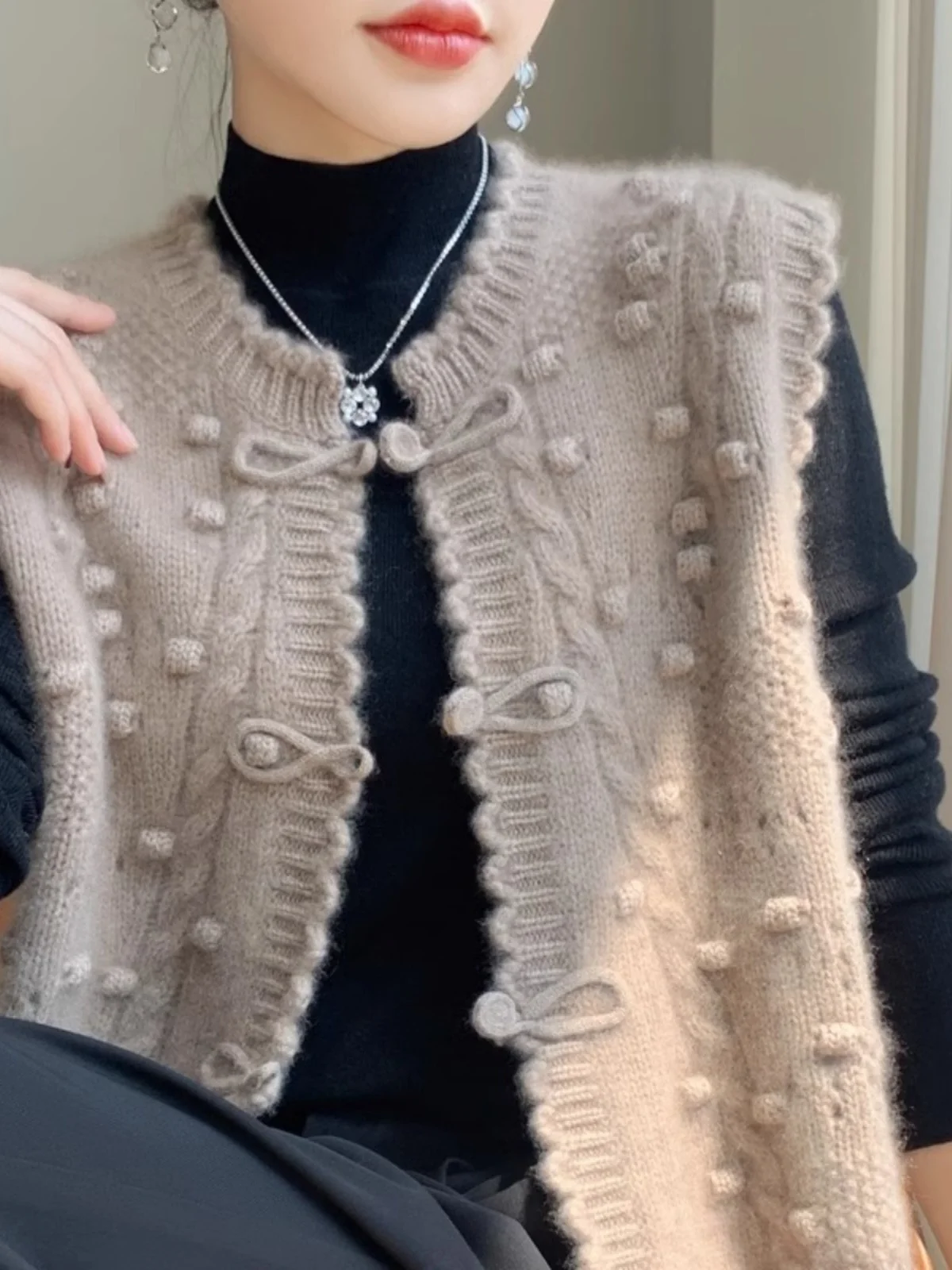 

New Chinese Sle Svel Knitted Vest 2025 Spring Autumn Embroidered Open Cardigan Women's Layering Loose Fit Top