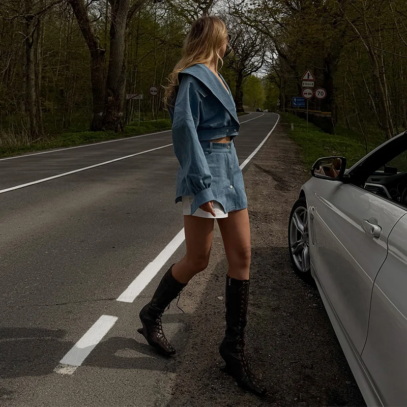 Neue schicke Damen-Outfits: Kurze Mäntel mit Revers, Rüschen-Shorts-Anzüge, langärmlige Oberteile und hochtaillierte Panel-Shorts für den Streetwear-Look – Detail 10