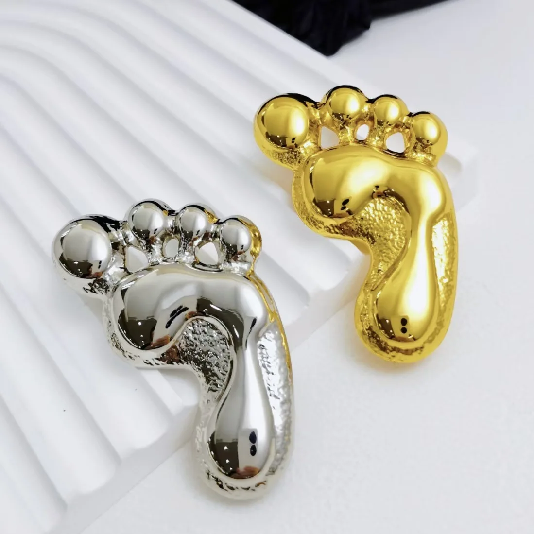 56MM Foot Shape Metal Brooch Elegant Pin For Suit Sweater Coat Dress Cheongsam Decor 2PCS/Lot Foot Button