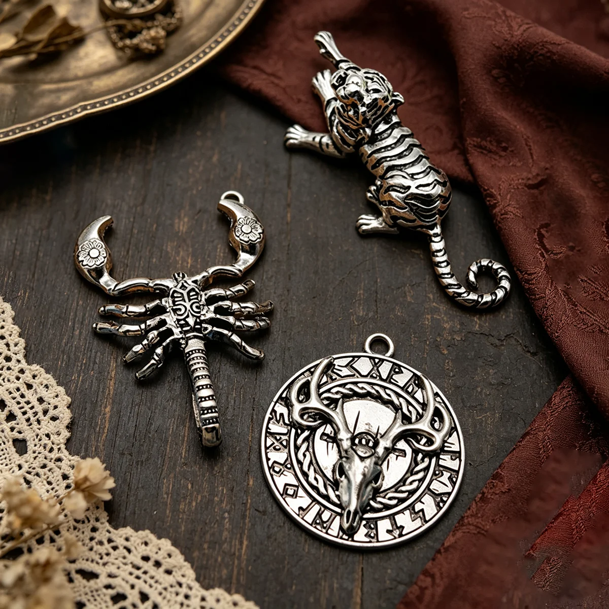 3-Piece Set of Animal DIY Handmade Pendants, Featuring Three Designs: Scorpion, Tiger, and Deer Head Medallions, Suitable for DIY Bracelets, Necklaces, Earrings, and Hanging Ornaments, as Well as Handmade Beaded Decoration Accessories