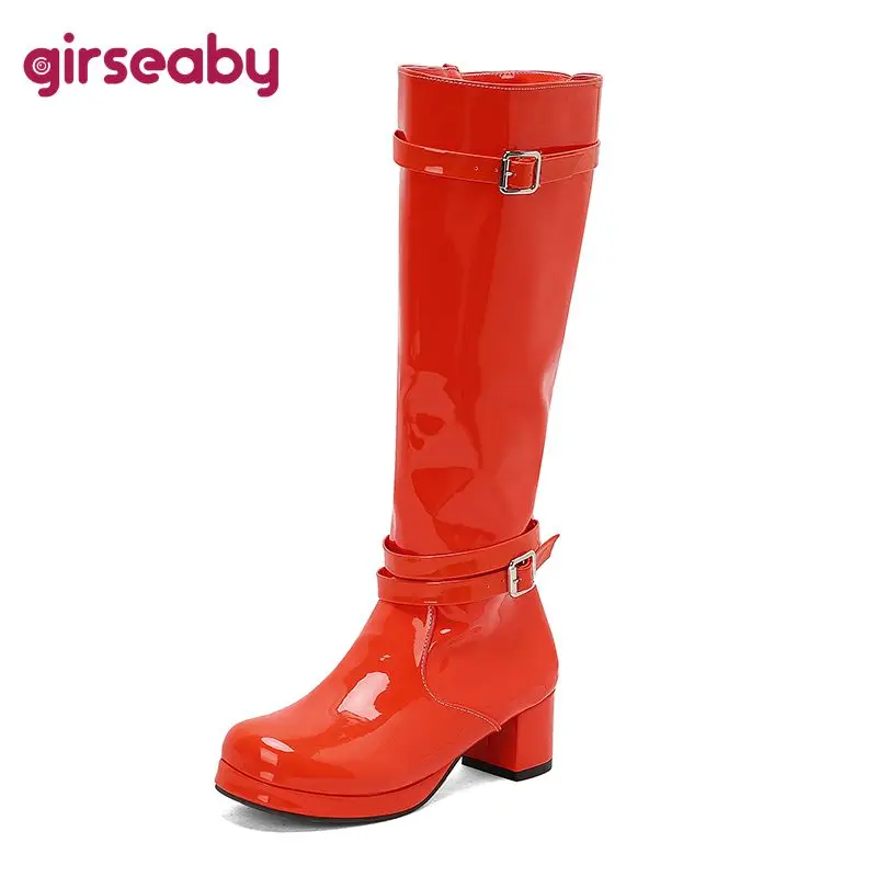 

Girseaby Блестящие женские сапоги до колена с квадратным носком и блочным каблуком 5 см, платформа 1,5 см, застежка-молния, пряжка ремня, большой размер 48 49 50 Daily Bota