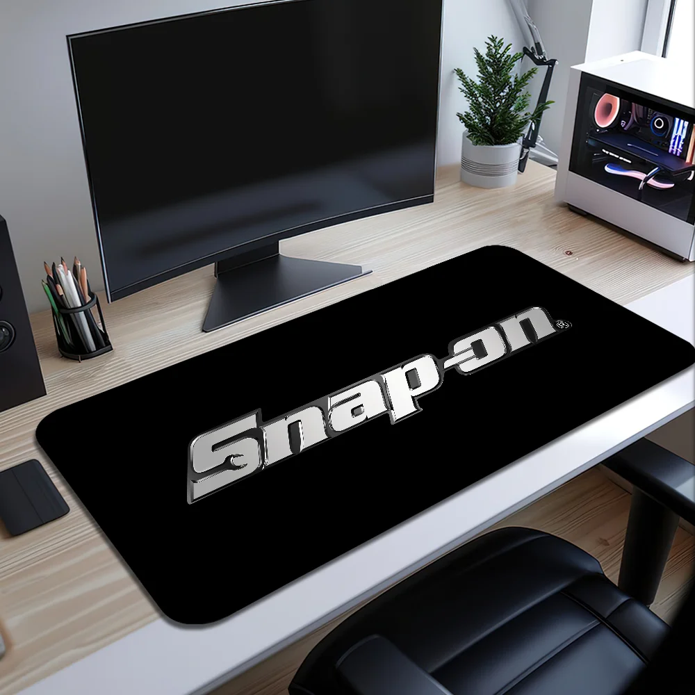 Image of S-Snap on Cool Red Mauspad, Schreibtischunterlage, groß, rutschfest, bruchsicher, Tastatur, ergonomisch, Büro, Gummi, PC, Zuhause, individuell