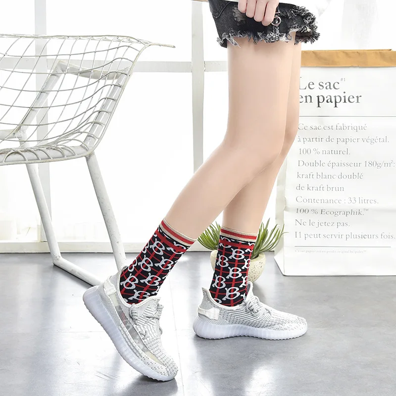 4 أزواج من الجوارب النسائية ذات العلامات التجارية الأوروبية والأمريكية المكدسة بأحرف رياضية على الطراز القديم (مقاس 35-40) #4