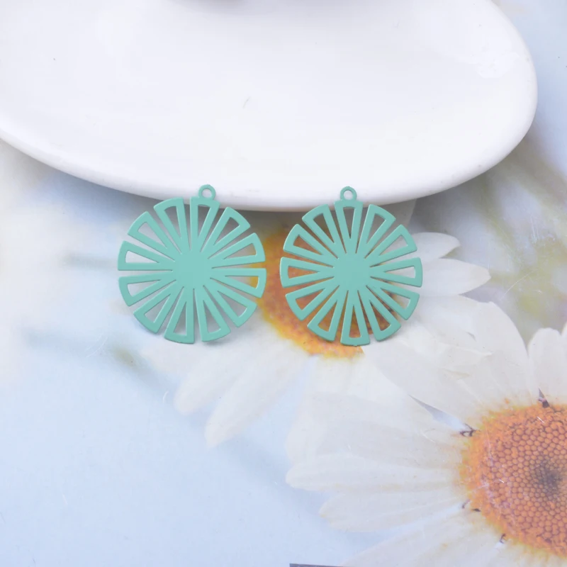 50 Stück AB7976 Messing-Filigran-Blumenanhänger, bunte goldene Anhänger für DIY-Schmuckherstellung von Ohrringen – Detail 9