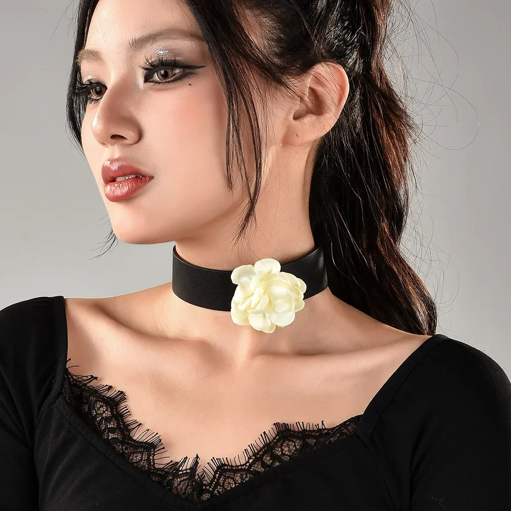 2025The small Xiangfeng camellia neck collar is fashionable and unique. You can change the flower collar for women