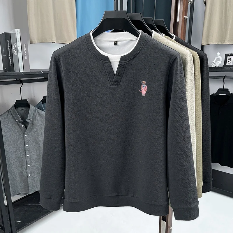 Herbstliche Herren-T-Shirts mit Rundhalsausschnitt und Fake-Two-Design, exquisit besticktes Langarm-Oberteil mit Rundhalsausschnitt, lässige Mode-Markenkleidung für Männer. – Detail 16