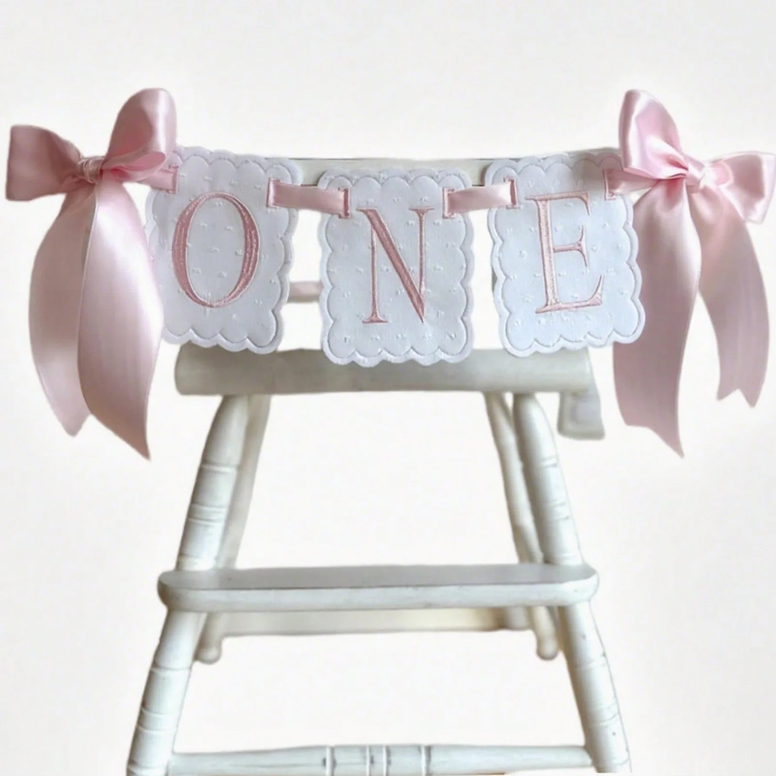 Rosa und Weiße Schleife ONE Hochstuhl-Banner für Mädchen Erster Geburtstag Hochstuhl-Dekoration Sweet One Rosa Schleife 1. Geburtstag Dekorationen – Detail 1