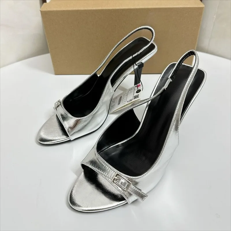 صنادل كعب عالٍ من الجلد اللامع باللون الفضي للنساء، أحذية نسائية أنيقة بإبزيم معدني وحزام مفتوح من الأمام #1