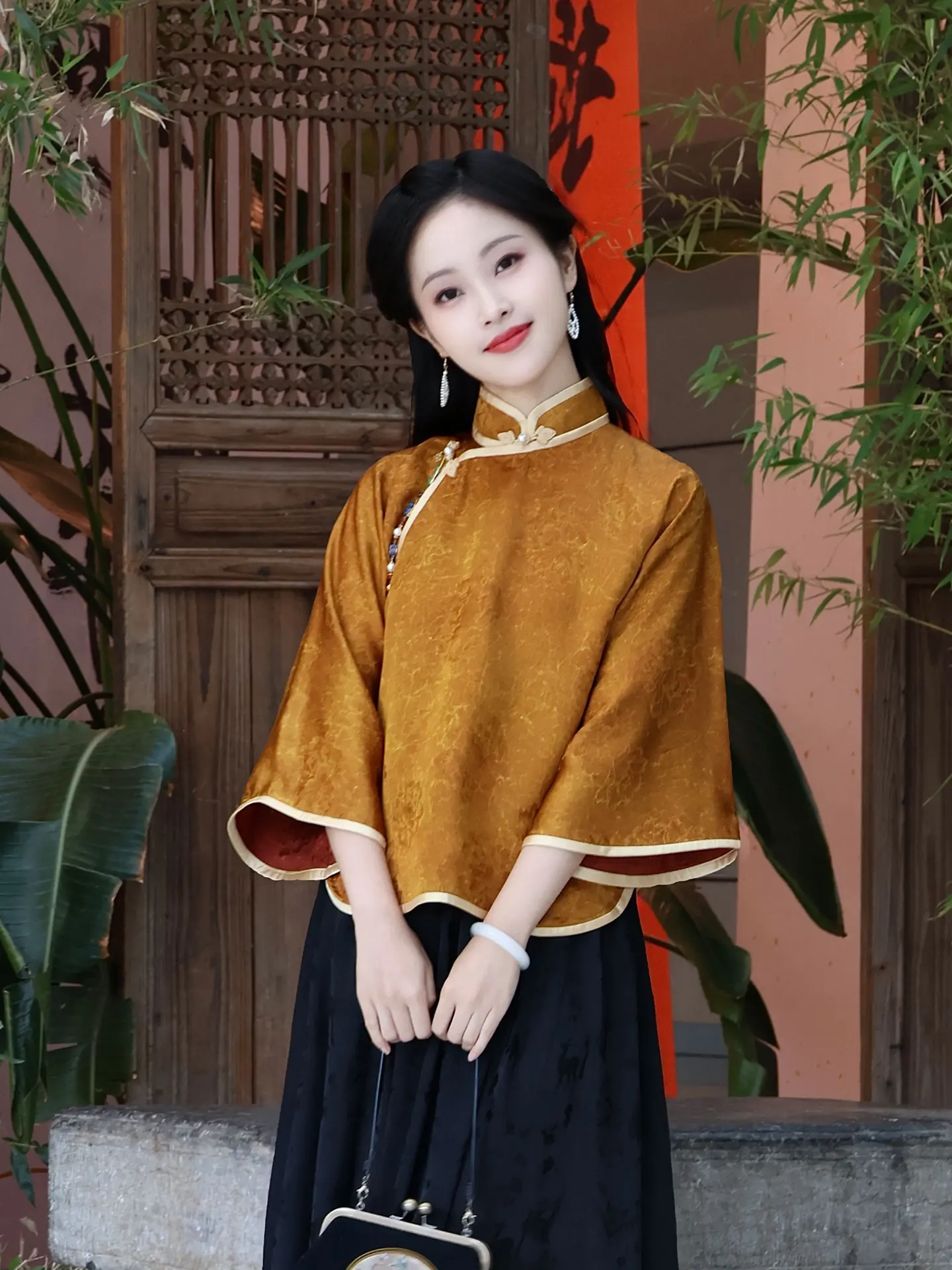 

One-Piece Silk Top with Button Design And Wide Sleeves in Retro Chinese Style Short Sleeve Stand Collar Loose Fit