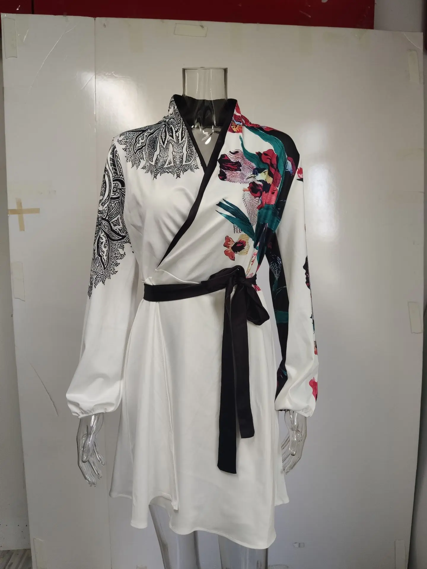 2026 Herbst Winter Mode Damen Elegantes Farbblock-Einteiler-Kleid mit Gürtel – Detail 20