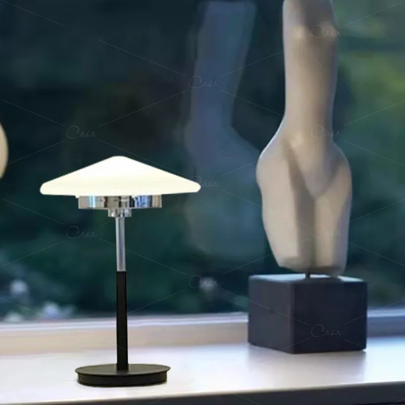 Tischlampe einfache moderne Wohnzimmer Arbeitszimmer Schlafzimmer Internet Celebrity Nachttisch Nordic mittelalterliche Bauhaus Stehlampe