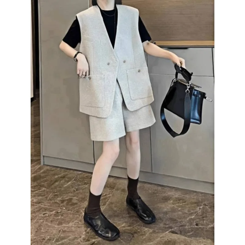 

Стильный и эксклюзивный комплект из однотонного жилета и шорт для осеннего сезона: модная женская одежда, которая делает полные дамы более стройными.