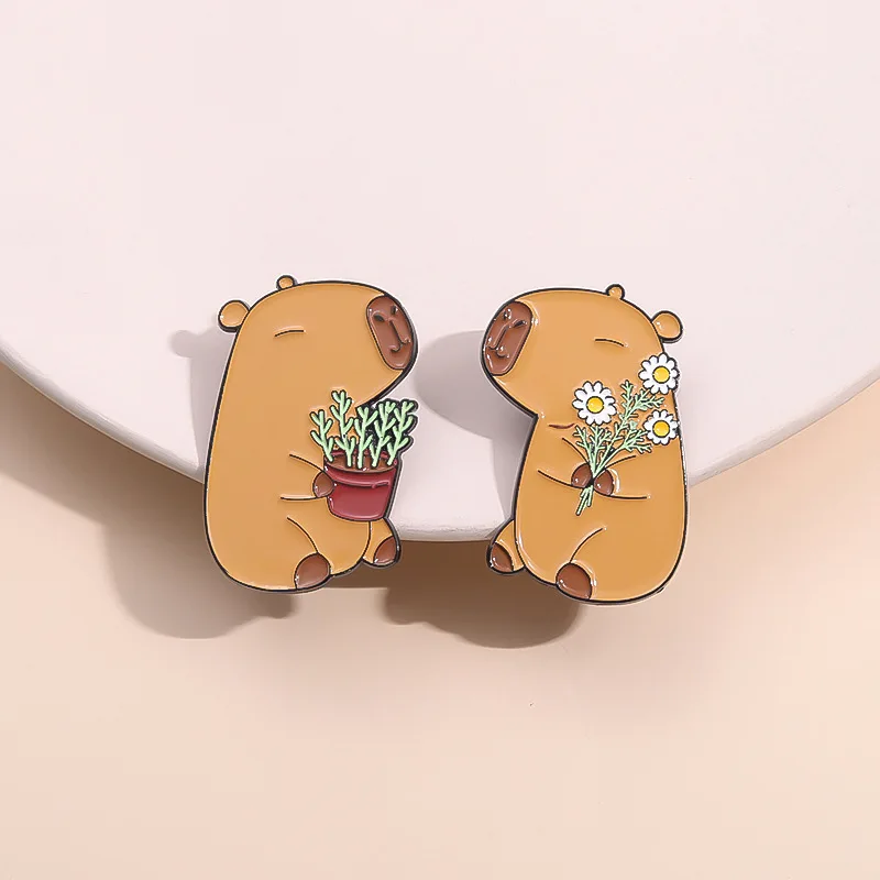 Criativo e divertido animal kapibala em forma de broche de metal dos desenhos animados bonito capivara mochila acessório liga distintivo