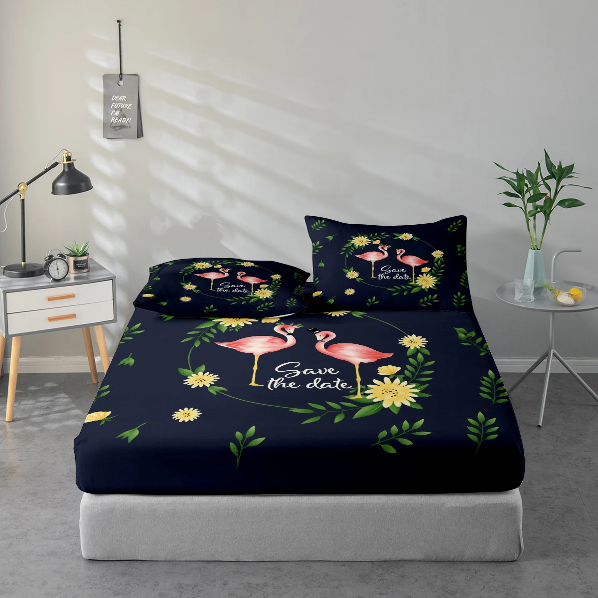 Juego de cama con estampado de flamencos rosas, diseño floral y texto “Save the Date”, combinación de protector de colchón y funda de almohada. Juego de Sábanas Impresas de Alta Definición que Incluye 1 Sábana Ajustable + 1 o 2 Fundas de Almohada (60*100cm y 72*132cm son 1 funda de almohada, el resto de los tamaños son 2 fundas de almohada). Juego de Ropa de Cama de Poliéster Ultrasuave, Apto para Dormitorio y Habitación de Invitados, Lavable a Máquina, Puede Usarse en Todas las Estaciones