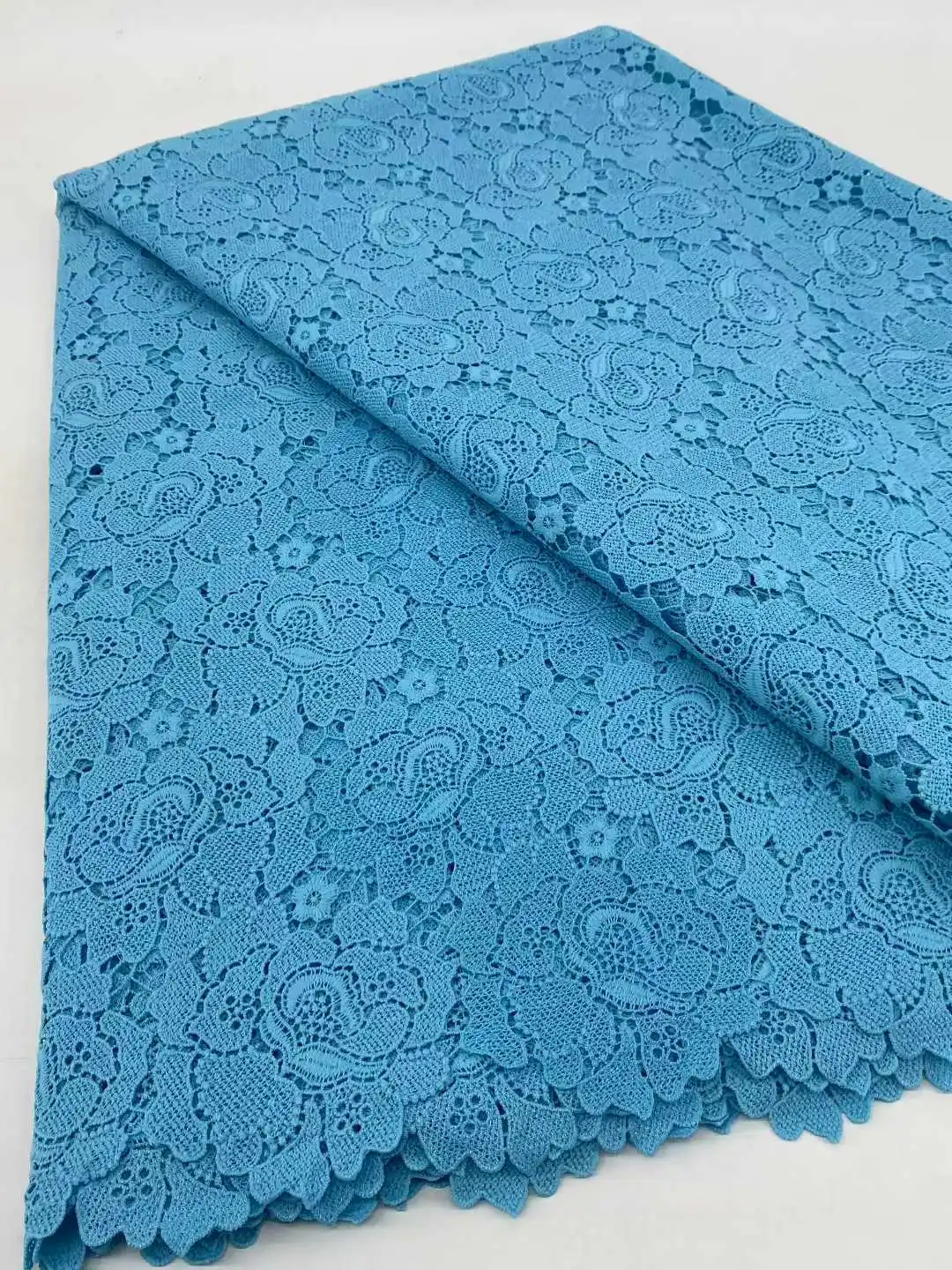 水溶性ミルクシルクレース生地、高品質アフリカギピュールレース、ドレスやホームドレス用の精巧な花柄刺繍入り