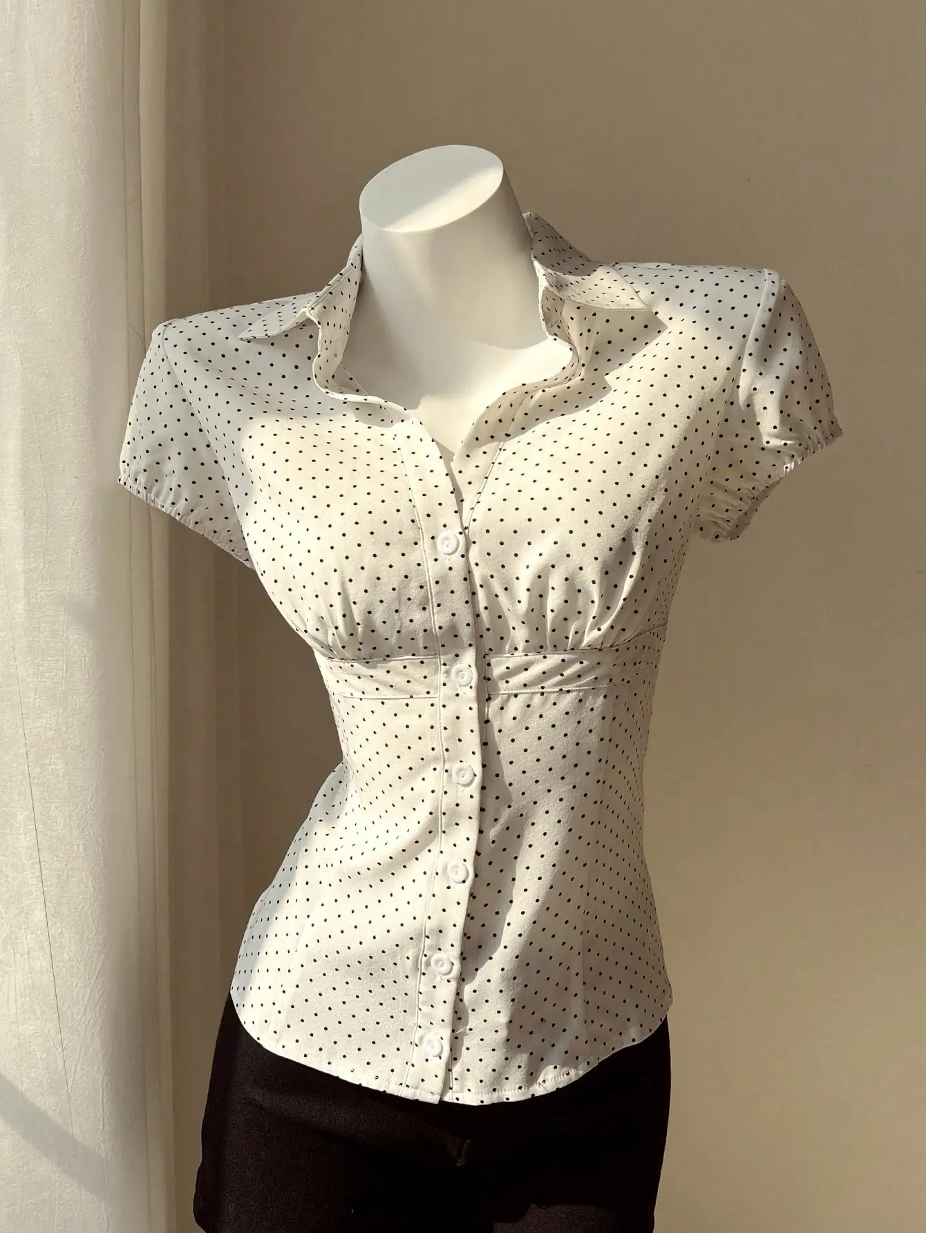 

Женская приталенная рубашка с коротким рукавом и воротником в горошек