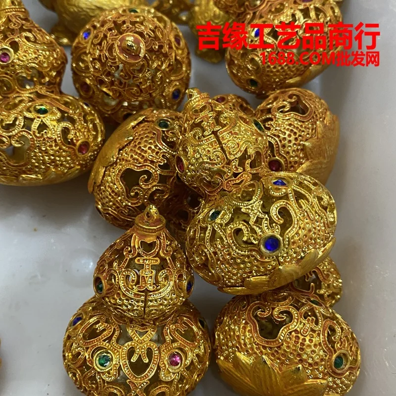 Antique-style hollowed-out gilded gourd ornament, gilded and cast using traditional methods, inlaid with gemstones, gourd-shaped