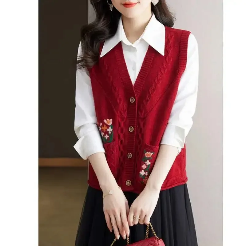 

2025 Autumn New Embroidered Vest Vest Knitted Women's Spring and Autumn Layered Vest Sweater