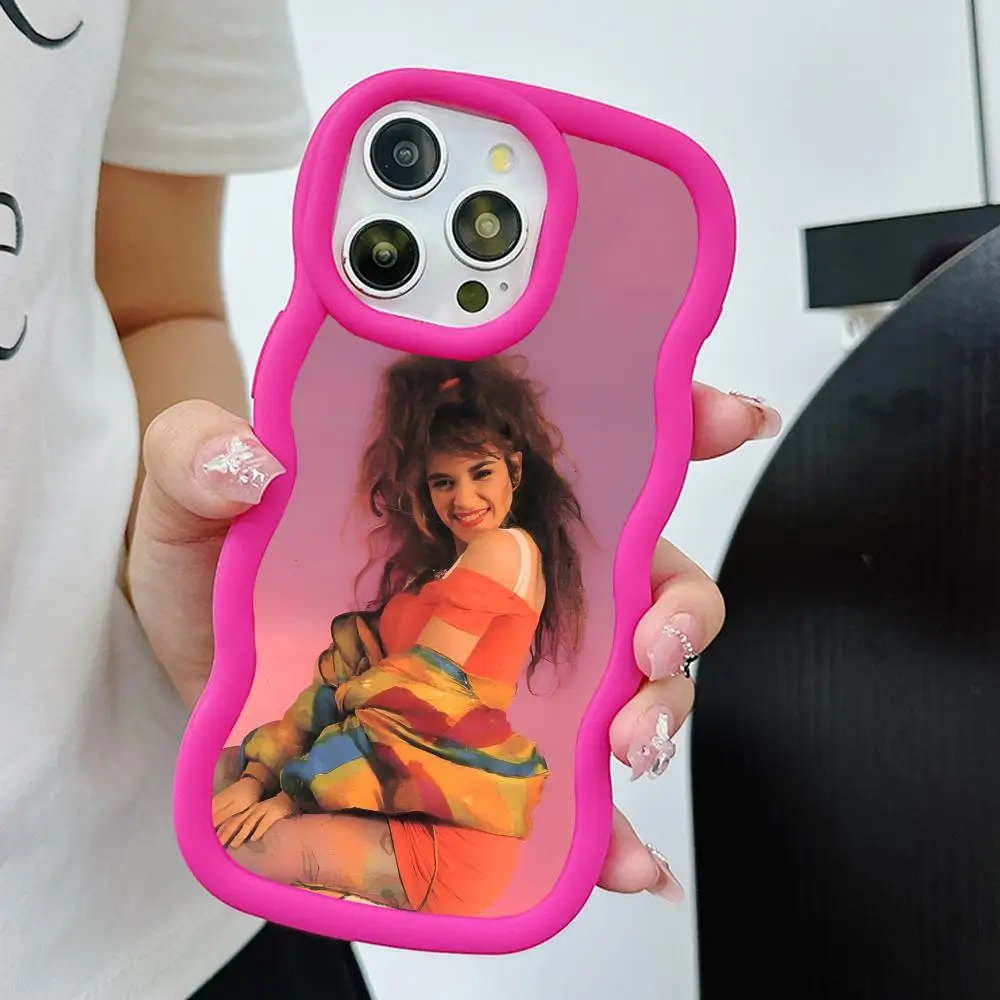 Funda Gloria Trevi para iPhone 17 16 15 14 13 12 11 Air Pro Max Plus, Roja, TPU Suave, Borde Ondulado