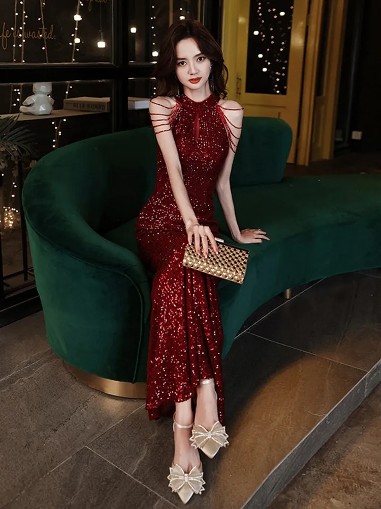 A light luxury and niche adult dress with red sequins around the neck for toasting