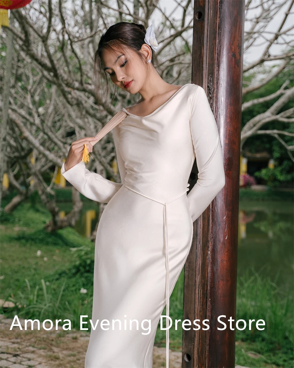 Maßgeschneidertes Temperament-Abendkleid aus weißem Satin, hochwertige lange Ärmel, Meerjungfrau, Reißverschluss hinten, Gürtel (Schärpen), Promi-Kleider