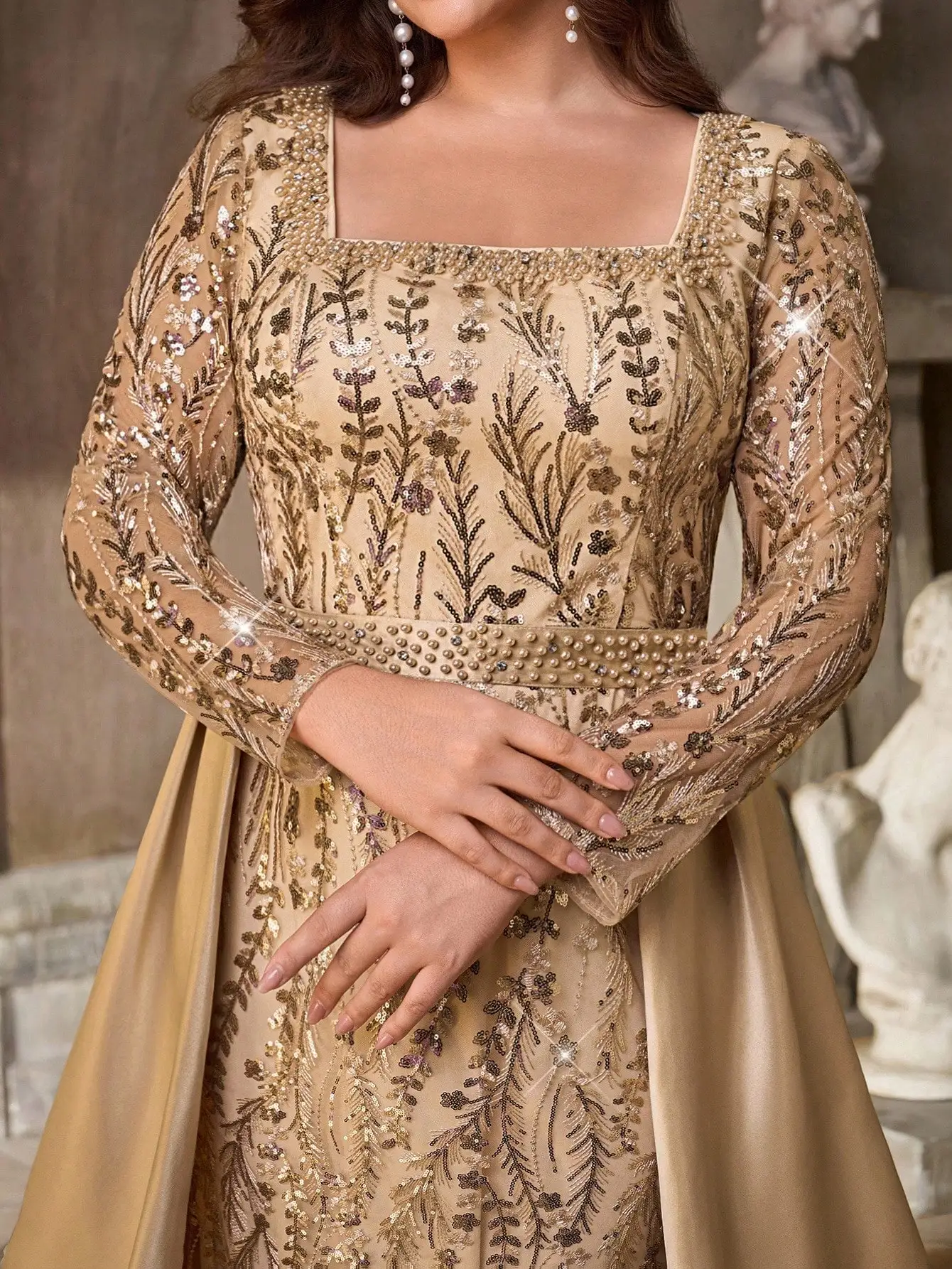 

Вечернее платье-русалка с квадратным вырезом, длинными рукавами, вышивкой из пайеток цвета шампань и съемными вставками