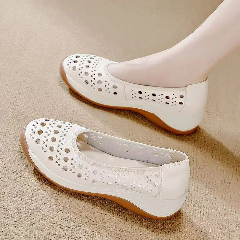 

Женская летняя новая кожаная обувь на танкетке с мягкой подошвой, неглубокая обувь без шнуровки с круглым носком, легкие дышащие сандалии