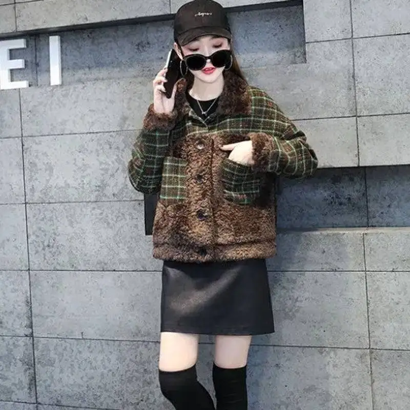 Fleece Jacket Female Fluffy Cold Heavy Plaid Very Warm Clothing Trend Parkas Short Padded Crop Winter Woolen Coat for Women 2024