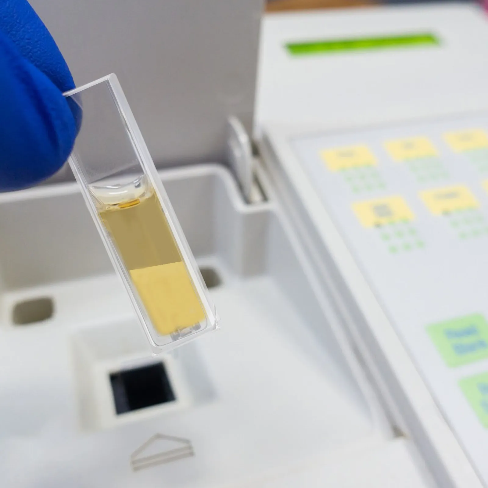 

2 шт. высококачественные кварцевые кюветы 10 мм для фармацевтических испытаний, устойчивые к химической коррозии, стандартные кюветы