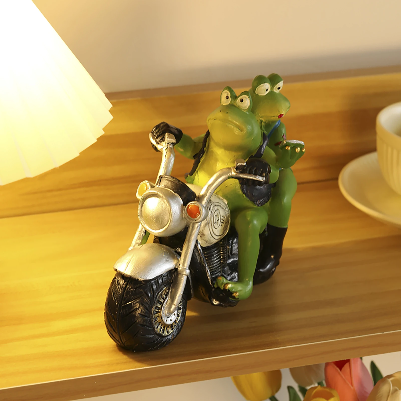 

Biker Frog And His Old Lady Figurine Garden Frog Resin Cowboy Frogs Riding Motorcycle Miniature Desk Sculpture Garden Decor