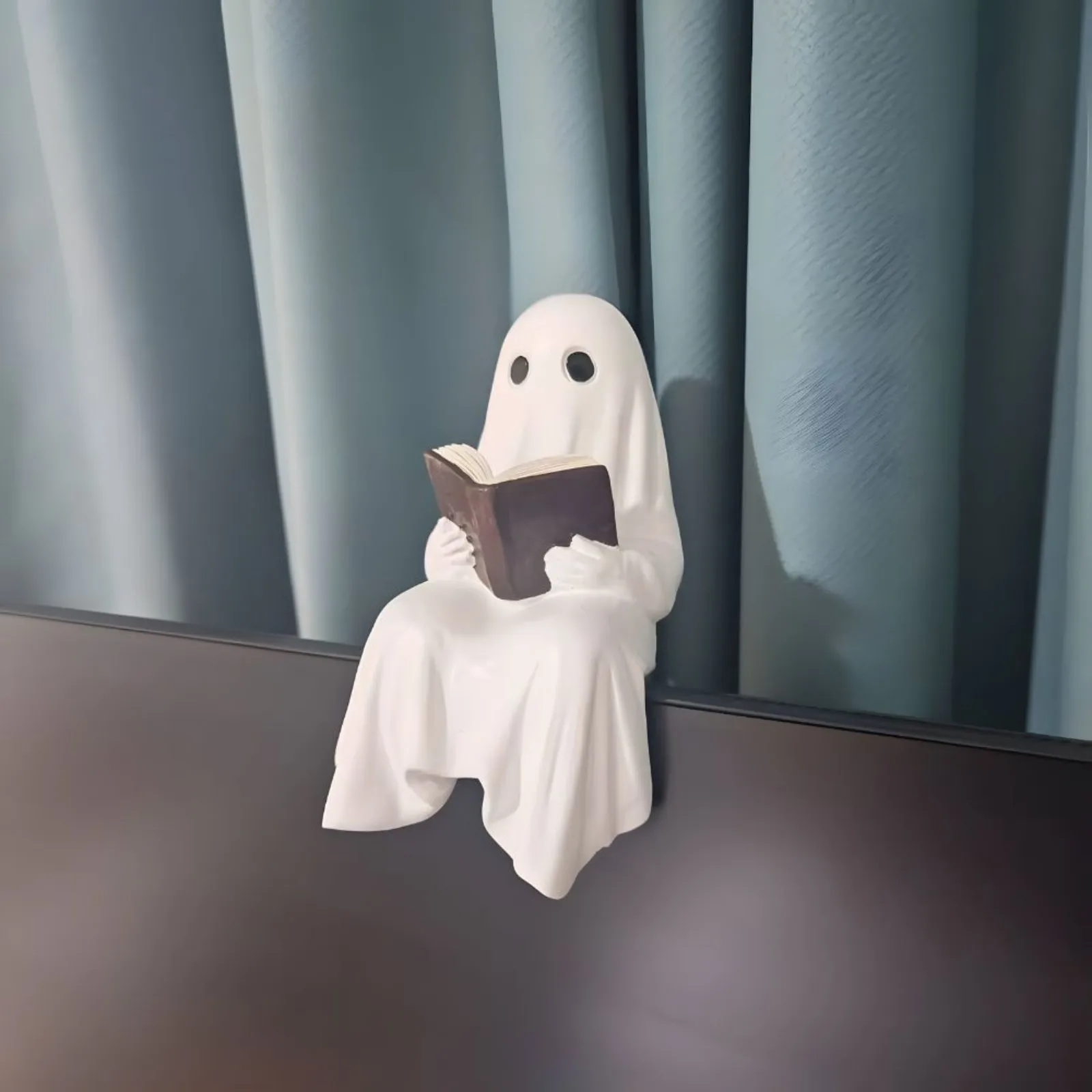 Divertido adorno de estatua de pequeño fantasma de resina de Halloween Adorable pequeño fantasma decoración de lectura de Halloween adecuada para sala de estar