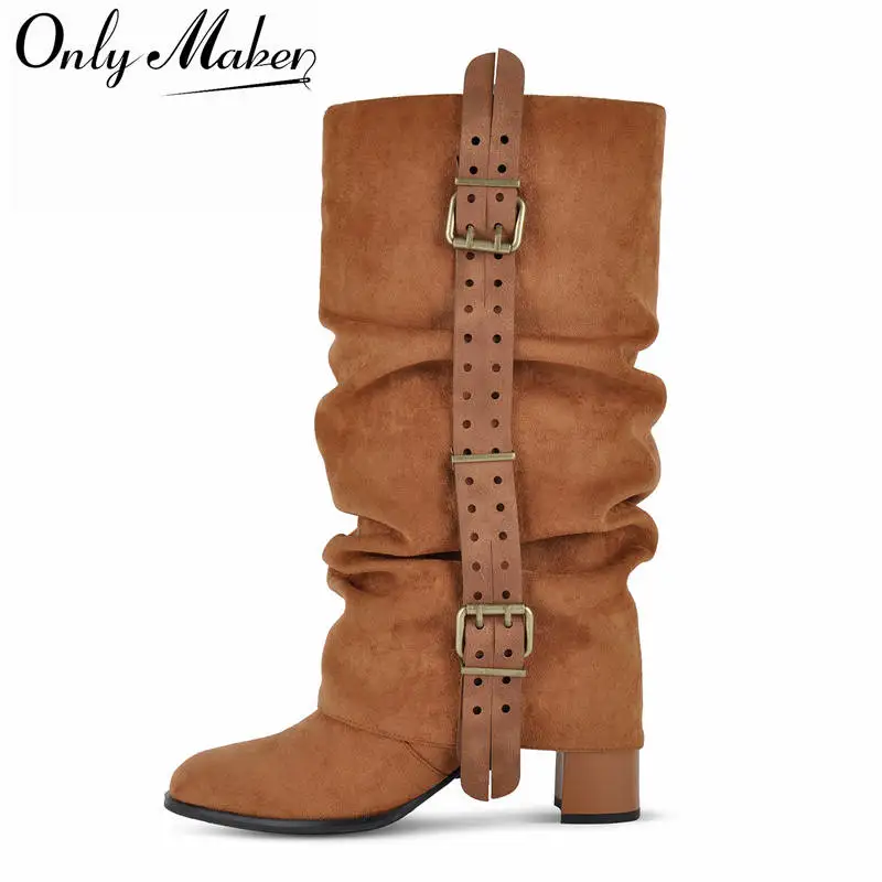 Botas altas hasta la rodilla Onlymaker de ante sintético marrón con caña fruncida y arrugada, correa con hebilla, punta redonda y tacón de bloque grueso, estilo retro.