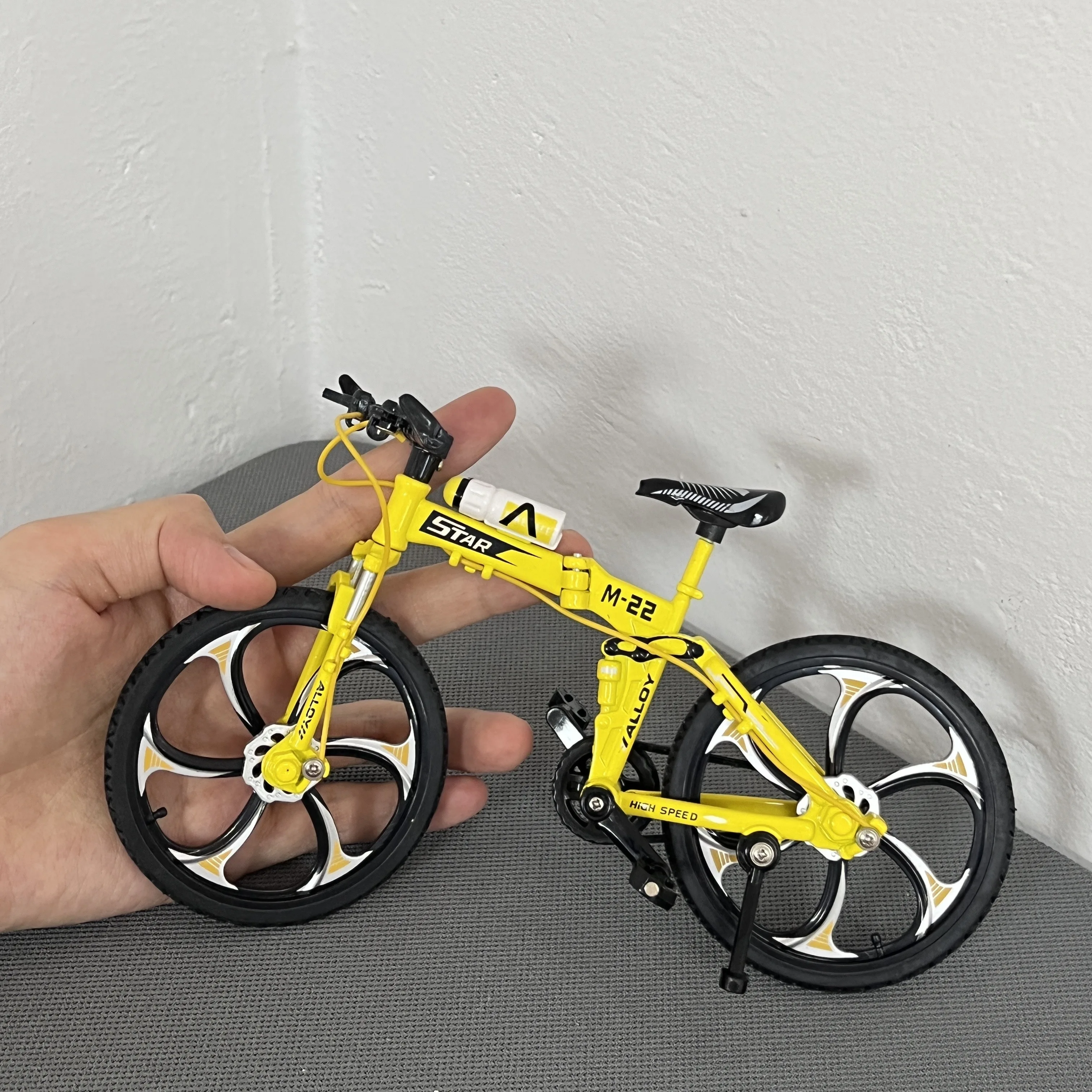 1:8 Mini Model roweru ze stopu Składana odlewana dekoracja Metalowy żółty palec Bmx Górski mini rower Symulacja Kolekcja zabawek