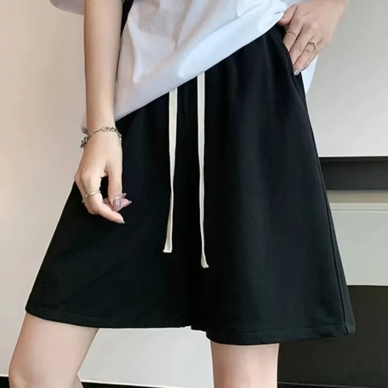 شورت رياضي قطني بلون سادة للنساء سروال رفيع بخمس نقاط للجري فضفاض واسع الساق مقاس كبير