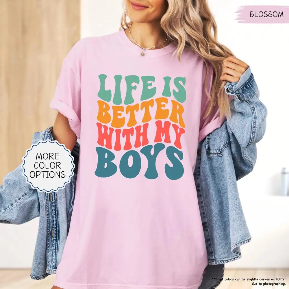 A vida é melhor com a camisa dos meus meninos, camisa engraçada da mãe, presente bonito da mãe, camisa do dia das mães, camisa da mãe dos meninos, anúncio de gênero
