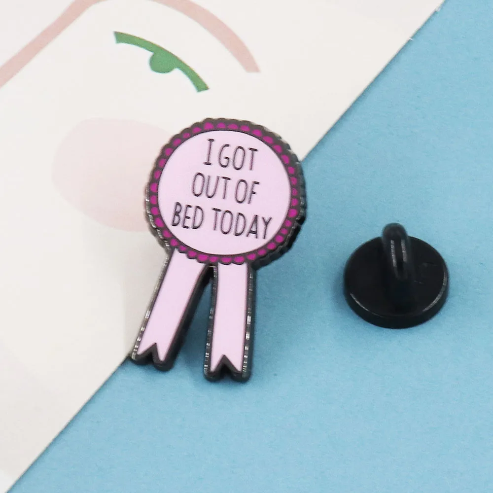 دبوس المينا بالجائزة الوردية اللطيفة ، لقد خرجت من السرير اليوم شارة ، عمل مضحك ، مجوهرات فكاهة