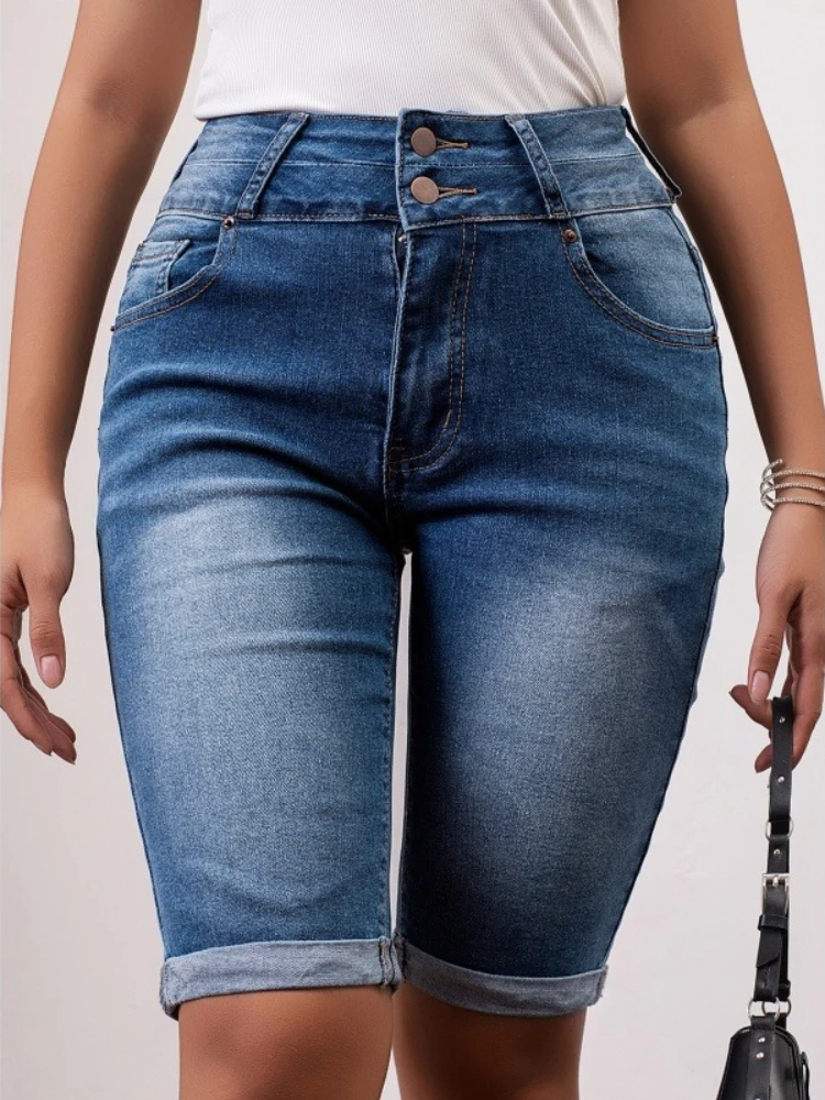 Shorts Bermuda Jeans Feminino Cintura Alta Slim com Elastano para o Verão, Comprimento até o Joelho, Casual com Bainha Dobrada