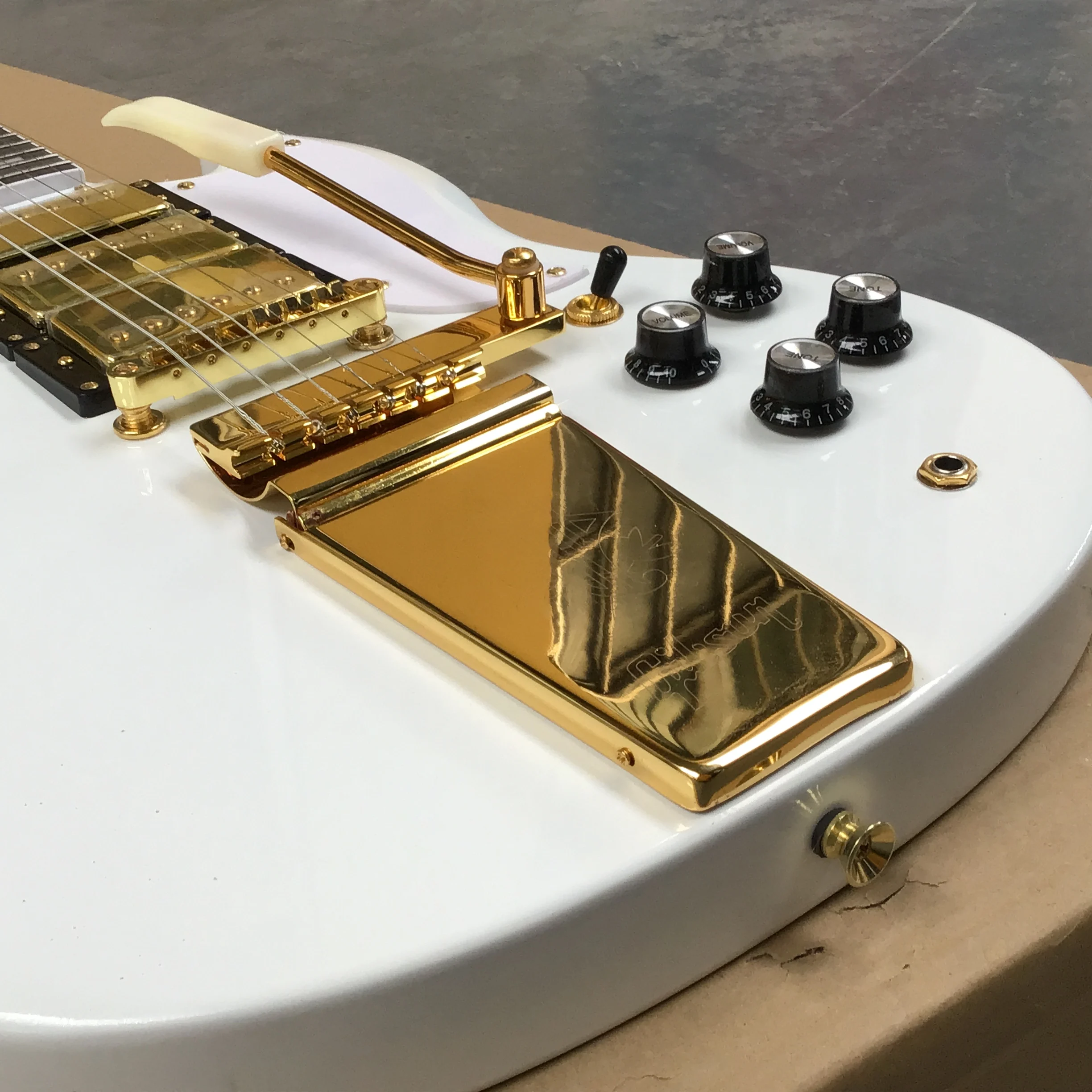 Factory hot sale 6-Electric Guitar, white and Gold Parts HHH Pickups