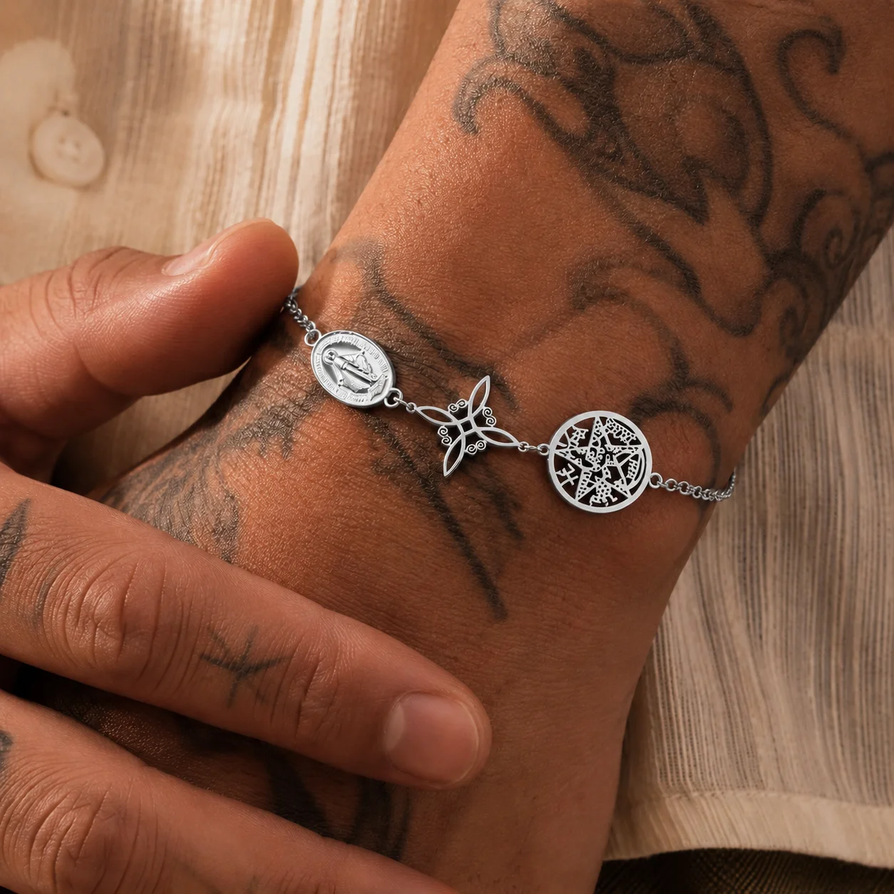 Edelstahl-Armband mit dreifacher Schutzfunktion, silberfarben, Jungfrau Maria, Hexenknoten, Pentagramm, Tetragrammaton, Handgelenkschmuck – Detail 8