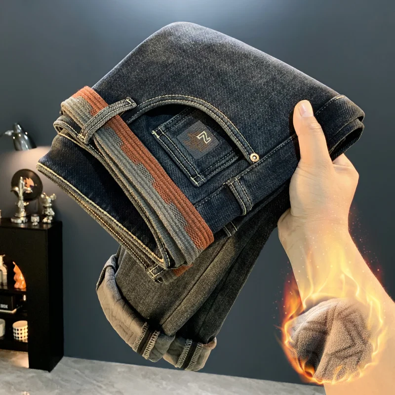 Modne jeansy męskie z nadrukiem na zimę 2025, odporne na zimno, z grubym polarem, odzież męska, elastyczne spodnie slim fit.