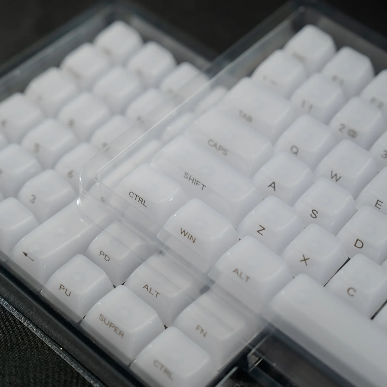 مجموعة أغطية مفاتيح مطبوعة جانبية من اليشم الأبيض الحليبي من Womier مكونة من 115 مفتاحًا MDA للوحة المفاتيح الميكانيكية Cherry Gateron MX #4