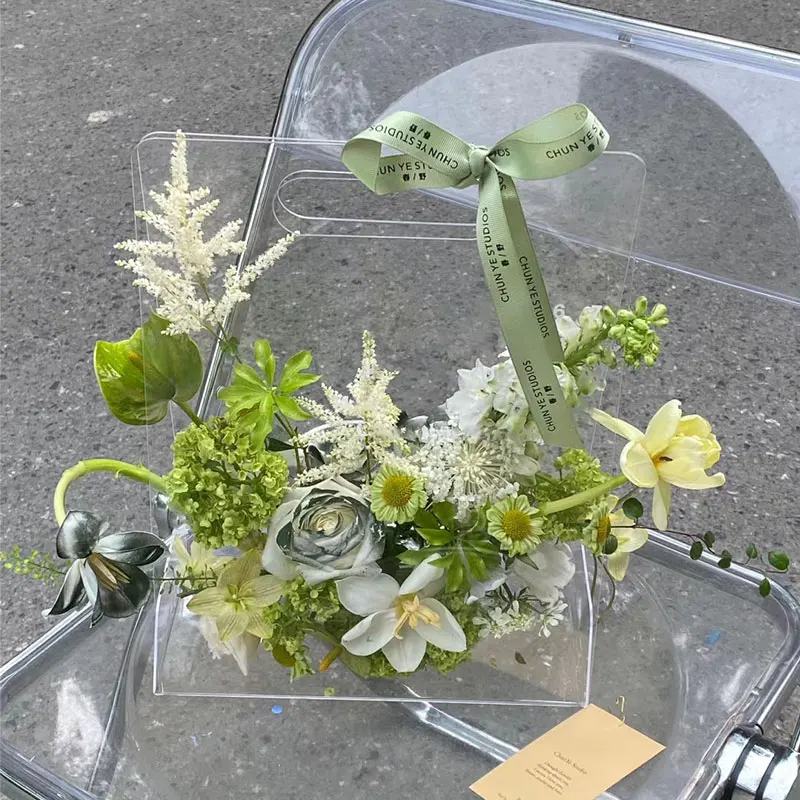 

Acrylic transparent portable flower box, immortal dried flower DIY floral packaging box for girlfriend's Valentine's Day gift.