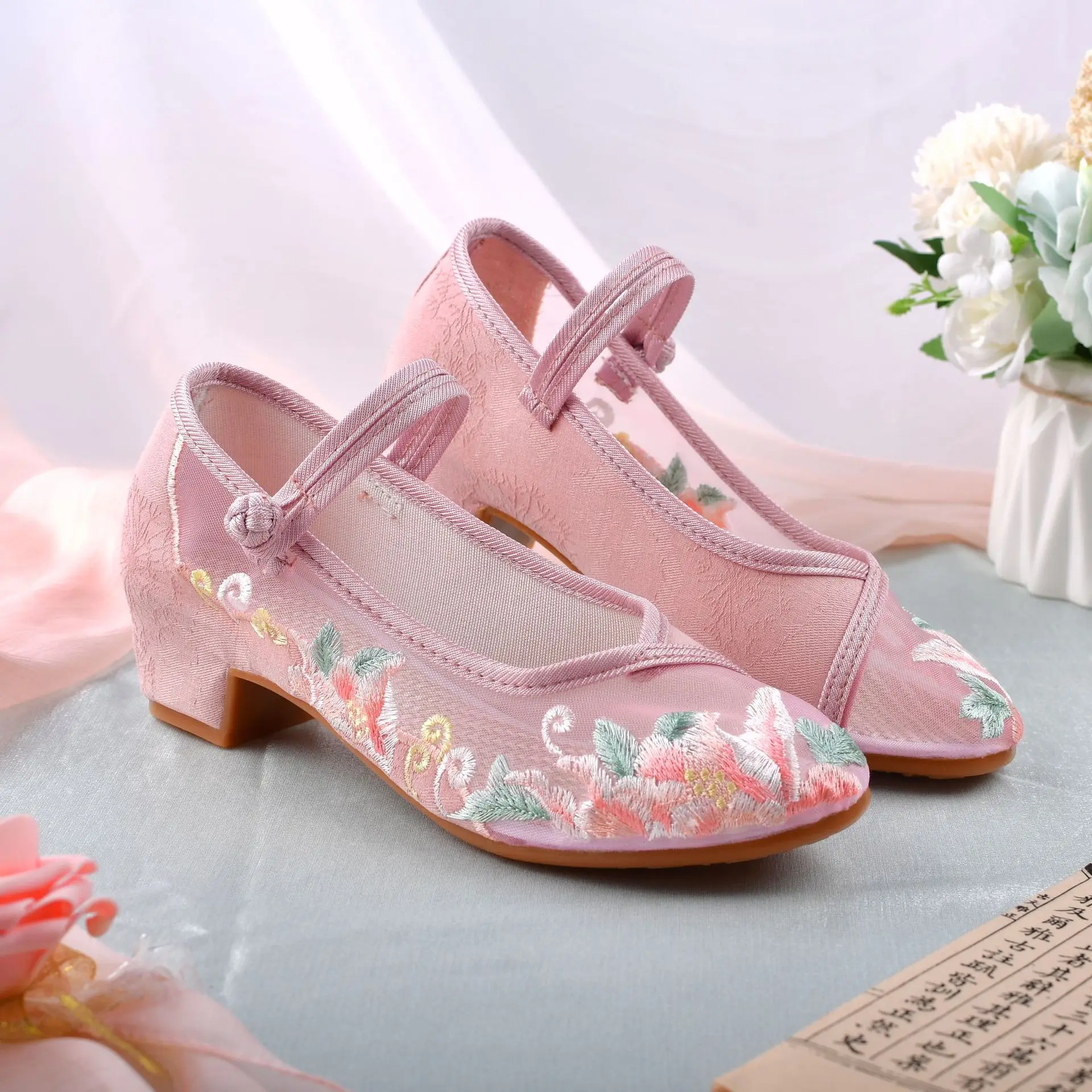 Zapatos Hibiscus de tacón cuadrado emparejados con Cheongsam Hanfu, zapatos individuales de estilo étnico, zapatos bordados, zapatos de malla, nuevo estilo