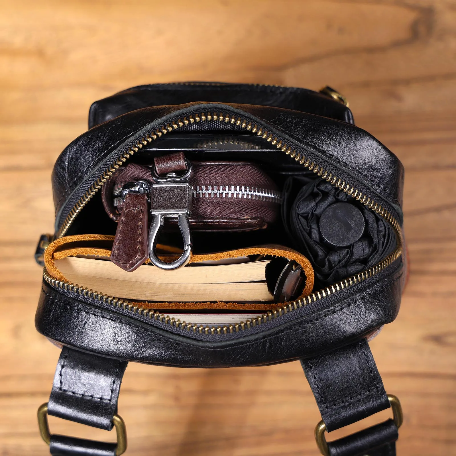 S.WORKER Vollnarbenleder-Umhängetasche für Herren, Vintage-Crossbody-Brusttasche aus pflanzlich gegerbtem Leder – Detail 20