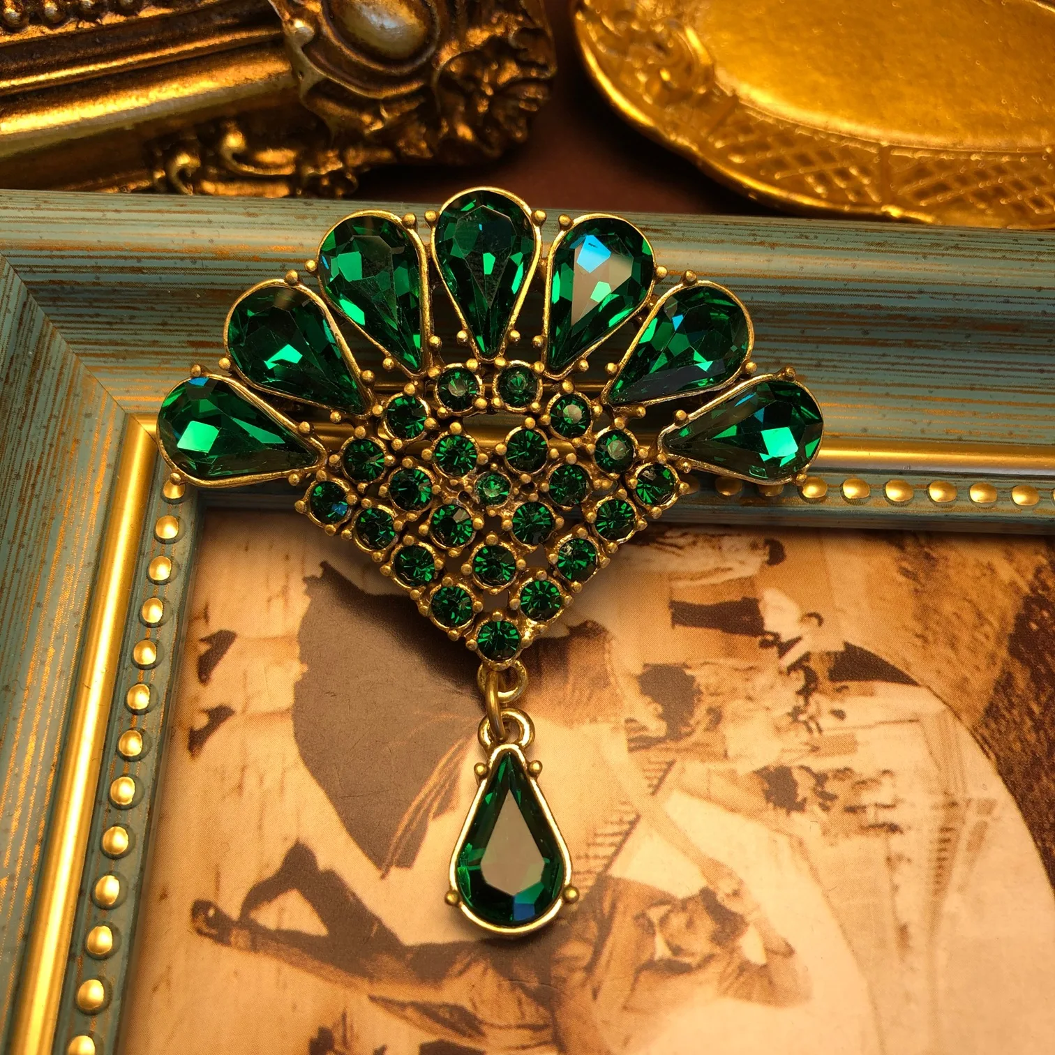 Retro style exquisite fan-shaped brooch inlaid green rhinestone droplets fashionable brooch