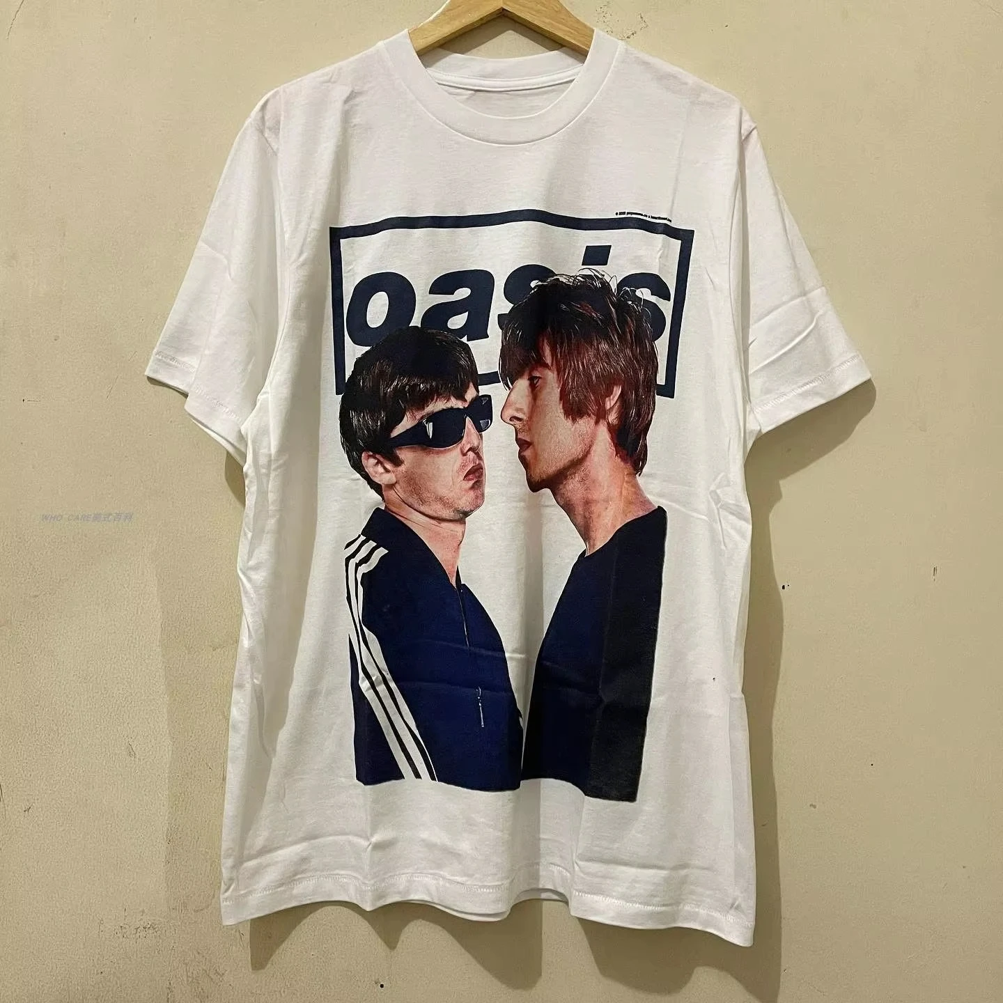 

Лиам Галлахер оазис Группа носить футболку с короткими рукавами снаружи. Это уникальный, крутой, простой и повседневный.