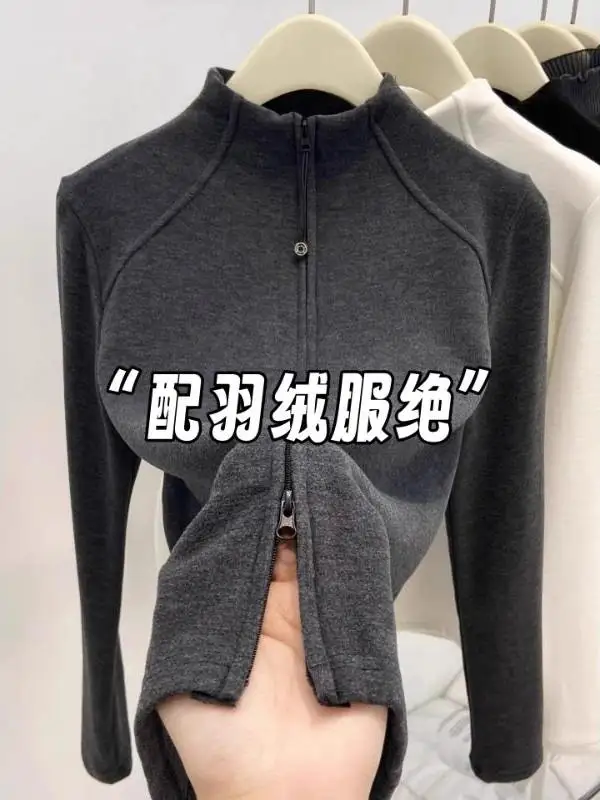 

Легкая женская демисезонная спортивная куртка с двойной молнией, воротником-стойкой и флисовой подкладкой...