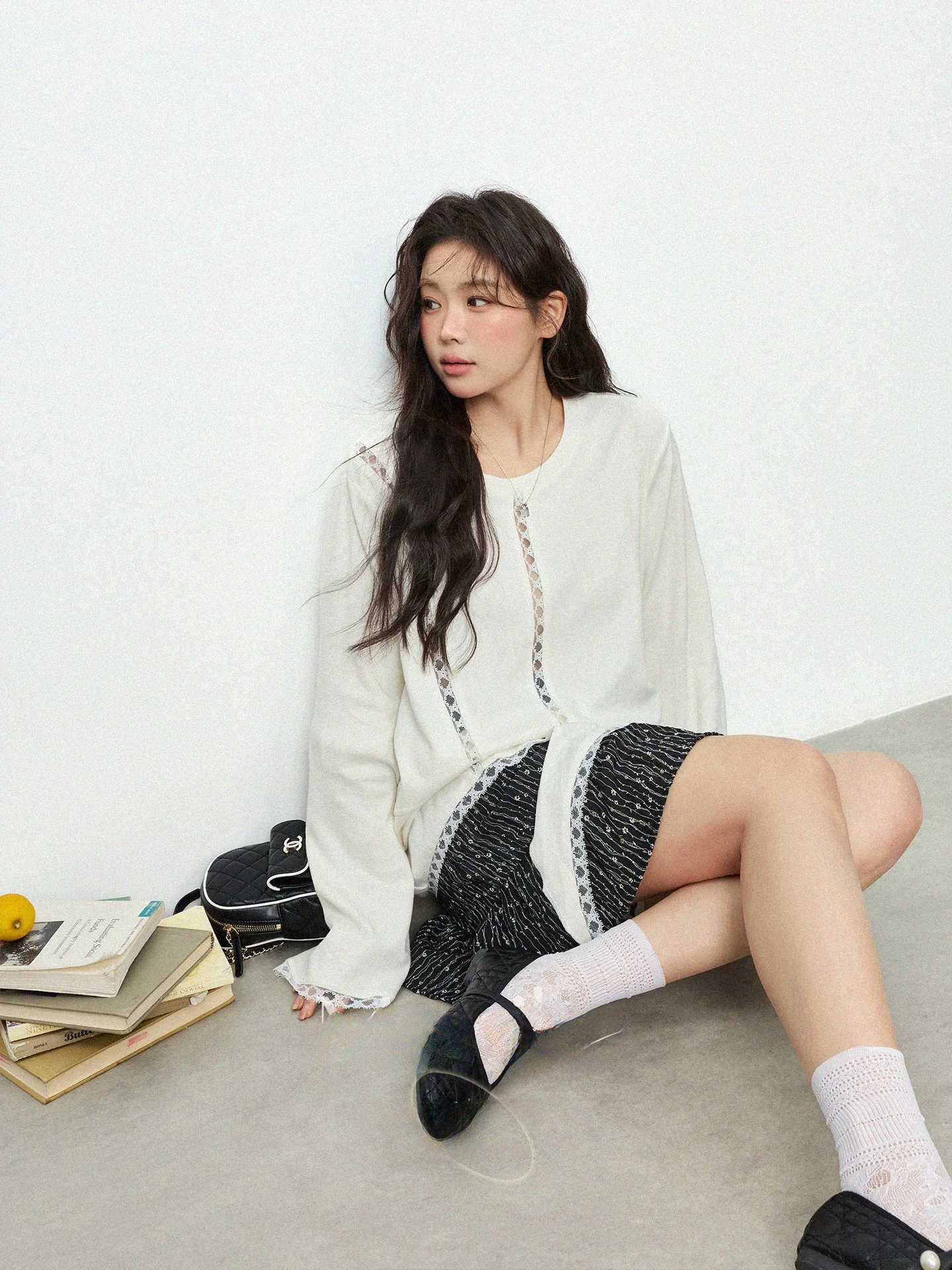 

Женская футболка больших размеров с круглым вырезом, кружевными вставками и длинными рукавами, весенняя модная модель с ажурным дизайном, повседневная, свободного кроя, хлопковая.