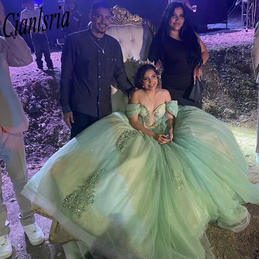 Vestido De baile De quinceañera con cuentas De cristal De ilusión verde claro, apliques De hombros descubiertos, corsé De encaje, 15 Años