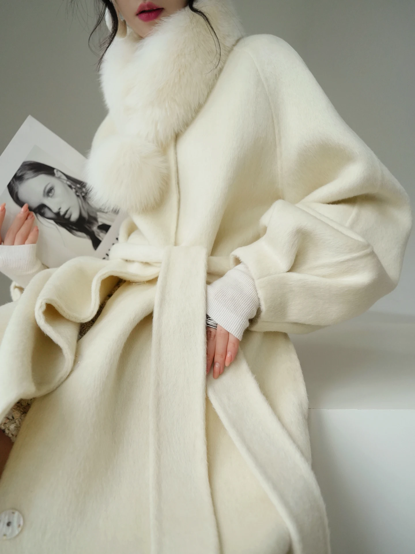 

Длинное пальто Aconiconi из белого чайного шелка с двусторонней вышивкой из кроличьего меха и бисера, женское, для повседневной носки